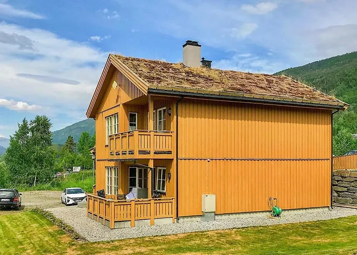 8 Person In Skulestadmo